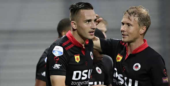 拍着他的肩 拍着他的肩