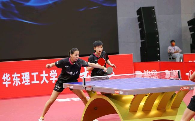 男子河中钓鱼，没想到钓了一条河鳗！.